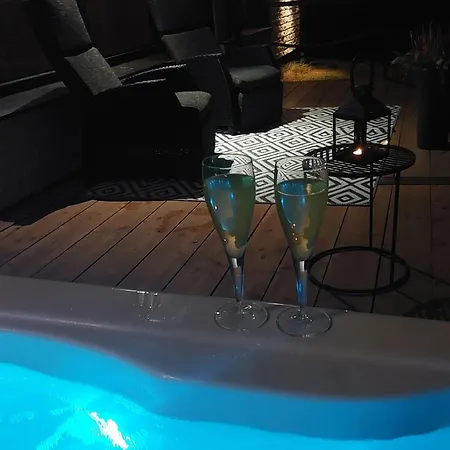 Cozy Holiday With Jacuzzi בית נופש